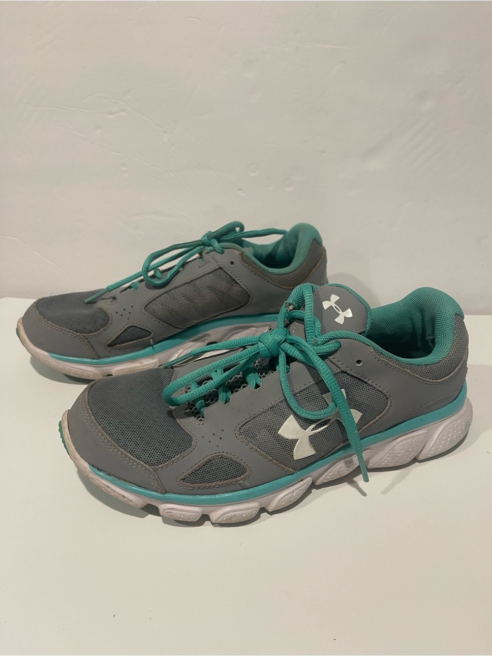 Under Armour sz 7 Women’s Gray Teal Running Shoes